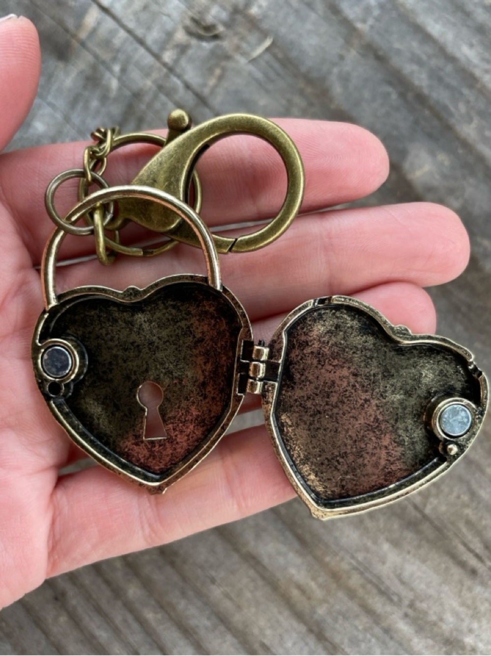 Jumbo Heart Locket Keychain - Picture 5 of 5